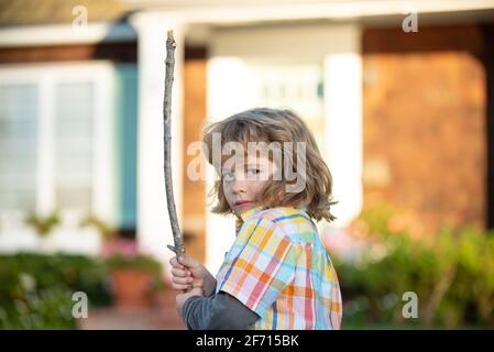 Concept d'agression des enfants. Émotion négative des enfants. Garçon en colère avec bâton. Adaptation des enfants. Intimidant, intimidant. Crise nerveuse. Banque D'Images