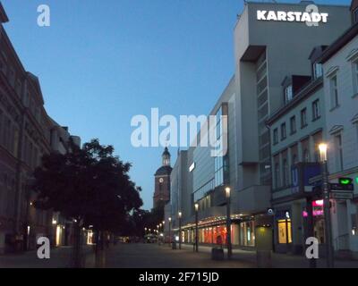 Die Filiale von Galeria Karstadt Kaufhof in der Altstadt von Berlin-Spandau am Abend, im hintergrund die Spandauer Nikolaikirche. Banque D'Images