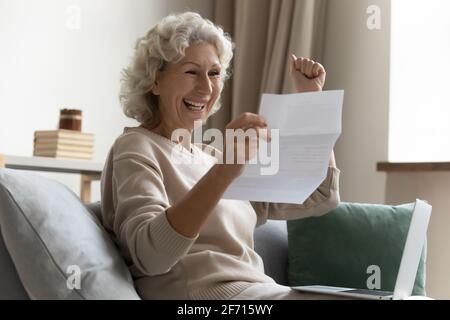 Bonne nouvelle pour une femme âgée des années 60 Banque D'Images