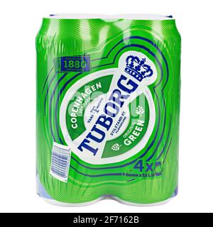 Ukraine, Kiev -mars 03. 2021: Emballage de quatre bières vertes Tuborg en aluminium sur fond blanc. Tuborg est une société de brassage danoise fondée en 1873. Fichier Banque D'Images