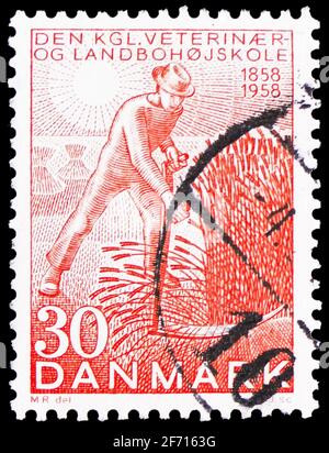 MOSCOU, RUSSIE - 20 JANVIER 2021 : le timbre-poste imprimé au Danemark montre Harvester, vers 1958 Banque D'Images