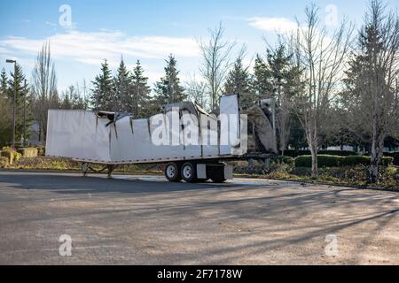 Semi-remorque de camionnette sèche complètement endommagée et brûlée sans gros engin de forage tracteur semi-remorque en attente sur le parking industriel pour une réparation éventuelle o Banque D'Images