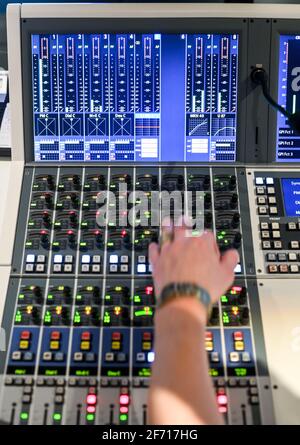 Berlin, Allemagne. 25 mars 2021. Un bureau de son pendant le doublage dans un studio de l'Arena Synchron. Les versions doublées ont une longue tradition dans la télévision allemande. Les séries et le streaming sont en plein essor depuis des années et il y a beaucoup de production internationale en ce moment. C'est pourquoi les studios de doublage ont beaucoup à faire. Au lieu d'utiliser des carnets de dialogue papier, Arena Synchron fonctionne avec des moniteurs. (À dpa «derrière le boom de la série: Les studios de doublage sont fredonnement») Credit: Jens Kalaene/dpa-Zentralbild/dpa/Alay Live News Banque D'Images