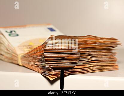 Pile de cinquante euros sur la table , concept de corruption et de luxe Banque D'Images