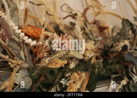 Magnifique et délicat bouquet de fleurs séchées à l'intérieur Banque D'Images