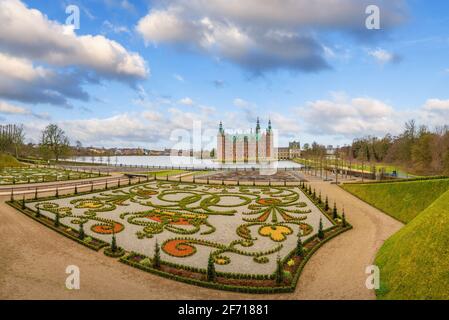 Hillerod, Danemark; 4 avril 2021 - Construit au début du XVIIe siècle, le château de Frederiksborg est l'un des plus célèbres châteaux du Danemark. Banque D'Images