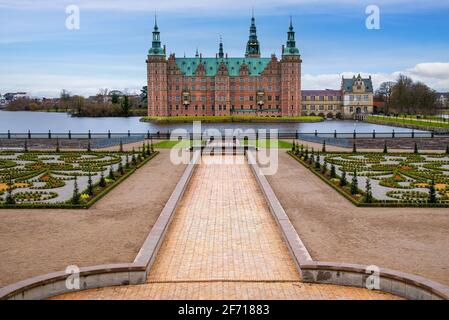 Hillerod, Danemark; 4 avril 2021 - Construit au début du XVIIe siècle, le château de Frederiksborg est l'un des plus célèbres châteaux du Danemark. Banque D'Images