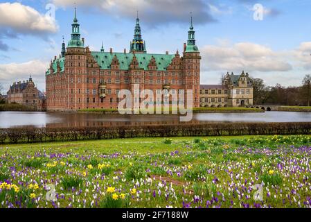 Hillerod, Danemark; 4 avril 2021 - Construit au début du XVIIe siècle, le château de Frederiksborg est l'un des plus célèbres châteaux du Danemark. Banque D'Images