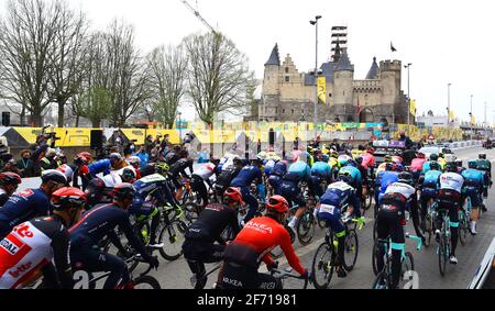 L'illustration montre le groupe de cavaliers au début De la 105e édition du 'ronde van Vlaanderen - Tour des Flandres - Tour des Flandres' o Banque D'Images