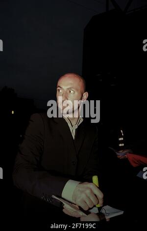 Fabien Barthez de Manchester United signe pour les fans à l'arrivée du stade, avant la préparation finale pour un match à domicile contre Leeds United lors de la Premier League 2000-01 dans le stade Old Trafford à Manchester, samedi 21 octobre 2000. Photo d'archive. Banque D'Images