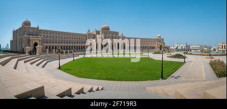 Sharjah, Émirats arabes Unis - 24 mars 2021 : le bureau principal de la municipalité de Sharjah ressemble à un bâtiment du Parlement caractérisé par l'architecture islamique i. Banque D'Images