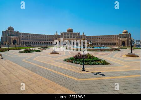 Sharjah, Émirats arabes Unis - 24 mars 2021 : le bureau principal de la municipalité de Sharjah ressemble à un bâtiment du Parlement caractérisé par l'architecture islamique i. Banque D'Images