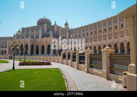 Sharjah, Émirats arabes Unis - 24 mars 2021 : le bureau principal de la municipalité de Sharjah ressemble à un bâtiment du Parlement caractérisé par l'architecture islamique i. Banque D'Images