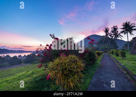 Volcan API au coucher du soleil, assis à la vue de Banda Naira fort, Maluku Moluccas Indonésie, destination touristique Top Travel, ciel dramatique. Banque D'Images