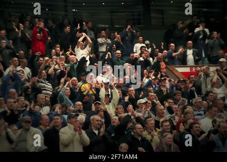 Les fans de Leeds United applaudissent lors du match Premier League 2000-01 entre Manchester United et Leeds United au stade Old Trafford de Manchester, le samedi 21 octobre 2000. Résultat à temps plein: Manchester United 3-0 Leeds United. Banque D'Images