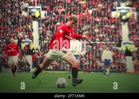 OLE Gunnar Solskjaer de Manchester United a fait un coup de pied lors du match de la Premier League 2000-01 entre Manchester United et Leeds United au stade Old Trafford de Manchester, le samedi 21 octobre 2000. Résultat à temps plein: Manchester United 3-0 Leeds United. Banque D'Images