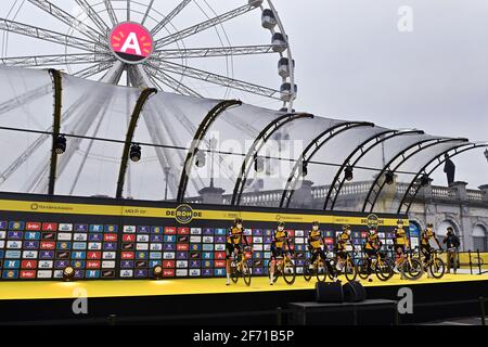 Équipe Jumbo-Visma pilotes photographiés avant le début de la 105e edition du 'ronde van Vlaanderen - Tour des Flandres - visite de la Flandre' une journée cy Banque D'Images