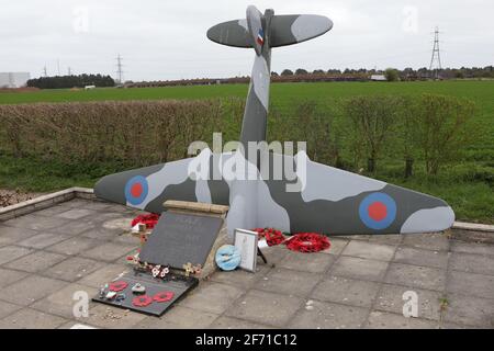 Mémorial de RAF Bradwell Bay - un avion de Mosquito écrasé avec son nez enfoui dans le sol et la queue dans l'air. En mémoire de 121 forces aériennes alliées. Banque D'Images