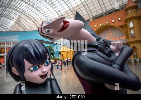 Moscou, Russie. 4 avril 2021. Les personnages du film de comédie d'animation informatique Hotel Transylvania Count Dracula et sa fille Mavis Dracula sont installés à l'entrée du parc d'attractions Dream Island à Moscou, en Russie Banque D'Images