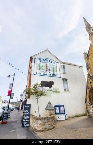 Les bouchers de Rawles ont peint un panneau de nom sur le côté de son magasin dans East Street, dans le centre-ville de Bridport, une ville marchande de Dorset, au sud-ouest de l'Angleterre Banque D'Images