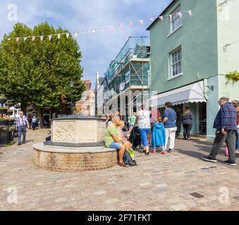 Œuvres d'art sur un siège en pierre de la place Bucky-Doo, rue South, dans le centre de Bridport, une ville marchande de Dorset, au sud-ouest de l'Angleterre Banque D'Images