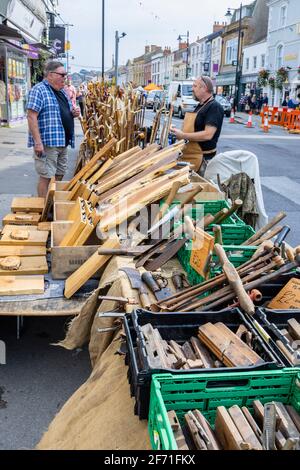 Exposition d'outils à vendre sur le trottoir à l'extérieur d'un magasin à la jonction de East et West Street, Bridport, une ville marchande de Dorset, au sud-ouest de l'Angleterre Banque D'Images