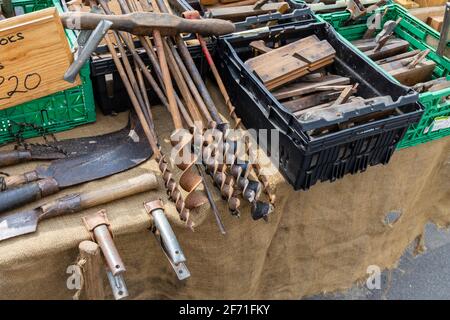 Exposition d'outils à vendre sur le trottoir à l'extérieur d'un magasin à la jonction de East et West Street, Bridport, une ville marchande de Dorset, au sud-ouest de l'Angleterre Banque D'Images