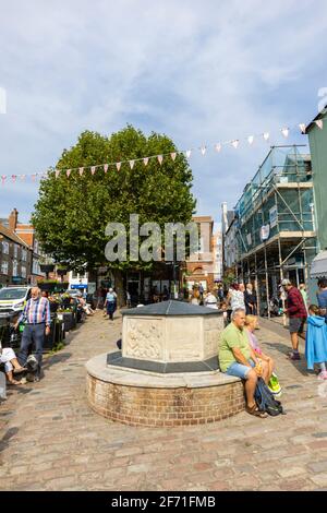 Œuvres d'art sur un siège en pierre de la place Bucky-Doo, rue South, dans le centre de Bridport, une ville marchande de Dorset, au sud-ouest de l'Angleterre Banque D'Images