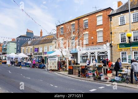 Week-end (samedi) marché de rue en bord de route à South Street, Bridport, une ville de marché à Dorset, au sud-ouest de l'Angleterre Banque D'Images