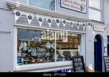 La vitrine et l'entrée de R J Balson & son, la plus ancienne boucherie familiale d'Angleterre fondée en 1515, Bridport, une ville marchande de Dorset, SW England Banque D'Images