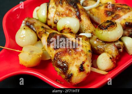 Cuisses de poulet frites avec oignons et pommes sauvages. Gros plan Banque D'Images