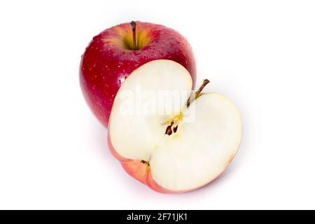 Couper les fruits de pomme rouge isolés sur fond blanc. Banque D'Images