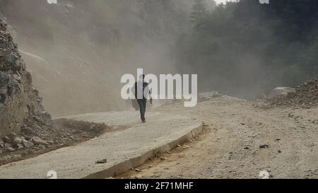 Katmandou, Bagmati, Népal. 4 avril 2021. Un homme marche sur la route en construction à la périphérie de l'autoroute de Katmandou, au Népal, le 4 avril 2021. Crédit : Sunil Sharma/ZUMA Wire/Alay Live News Banque D'Images