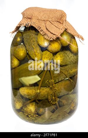 Cornichons dans un bocal. Les concombres conservés isolé sur fond blanc. Banque D'Images