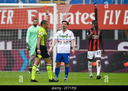 Milan, Italie - 03 avril, 2021: L'arbitre Marco Piccinini montre la carte rouge à Adrien Silva de l'UC Sampdoria pendant la série UN match de football entre l'AC Milan et l'UC Sampdoria. Le match s'est terminé par 1-1 ficelage. Credit: Nicolò Campo/Alay Live News Banque D'Images