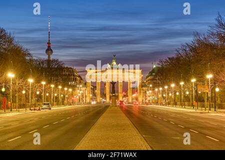 La célèbre porte de Brandebourg à Berlin avec la tour de télévision à l'aube Banque D'Images