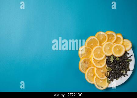 Le citron frais repose sur un fond bleu texturé Banque D'Images