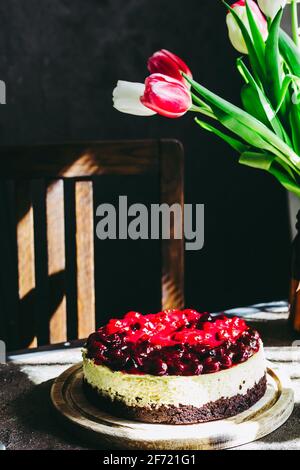 Cheesecake à la cerise. Le gâteau n'est pas entièrement mis au point. Banque D'Images