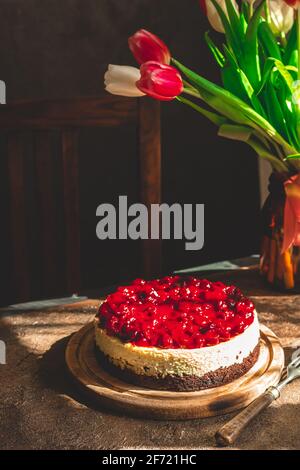 Cheesecake à la cerise. Le gâteau n'est pas entièrement mis au point. Banque D'Images