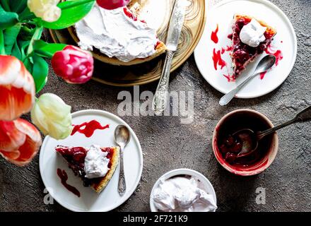 Cheesecake à la cerise. Le gâteau n'est pas entièrement mis au point. Banque D'Images