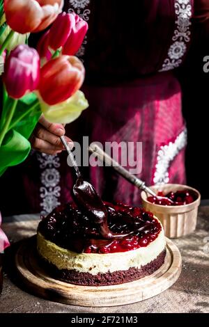 Cheesecake à la cerise. Le gâteau n'est pas entièrement mis au point. Banque D'Images