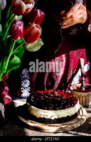 Cheesecake à la cerise. Le gâteau n'est pas entièrement mis au point. Banque D'Images