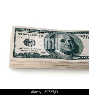 Une grande pile de billets de cent dollars sur fond blanc. Isolé. Mise en page, maquette, emplacement pour le lettrage et le logo. Banque D'Images