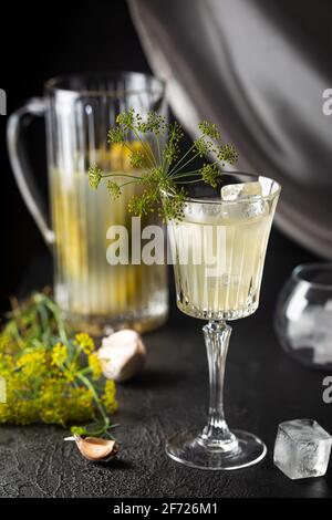 Cocktail saumure dans un verre après la gueule de bois, tradition russe Banque D'Images