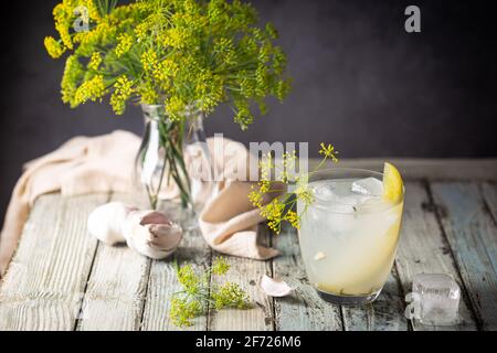 Cocktail saumure dans un verre après la gueule de bois, tradition russe Banque D'Images