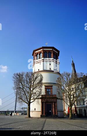 L'ancienne tour du château dans la vieille ville de Düsseldorf. Il appartenait autrefois à un château. Aujourd'hui, il y a un musée à l'intérieur. Banque D'Images