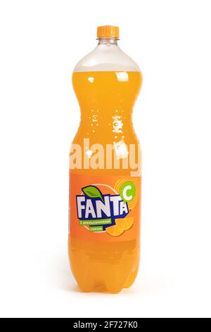 Dnipro Ukraine. 21 novembre 2020 : flacon en plastique Fanta isolé sur fond blanc. Banque D'Images