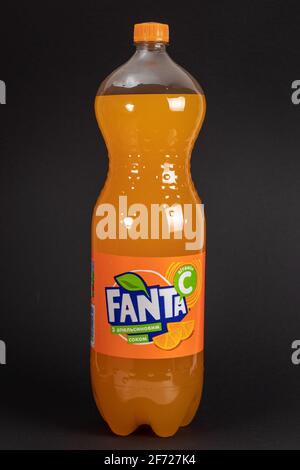 Dnipro Ukraine. 21 novembre 2020 : bouteille en plastique Fanta sur fond sombre. Banque D'Images