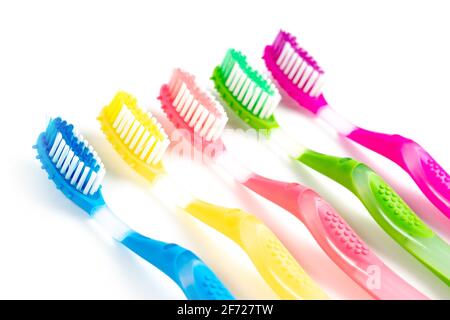 Placez les brosses à dents colorées sur fond blanc. Banque D'Images