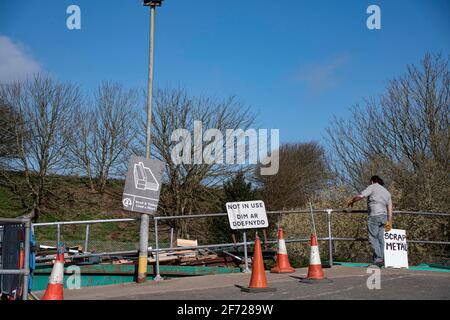 Manorowen, Pembrokeshire, pays de Galles, Royaume-Uni. 4 avril 2021. Les habitants de la région utilisent les commodités de rémyling le dimanche de pâques comme le soleil se remycling jardin et la maison tiennent le gaspillage après avoir réservé des créneaux horaires de rendez-vous crédit: Debra Angel/Alay Live News Banque D'Images